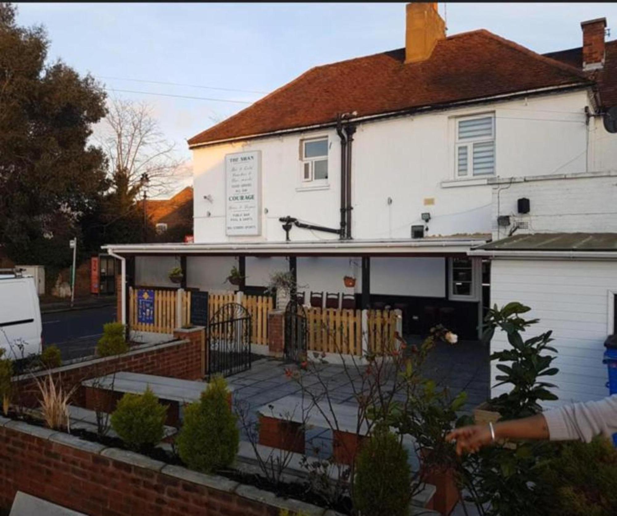 Swan Inn, Heathrow Airport Stanwell Extérieur photo