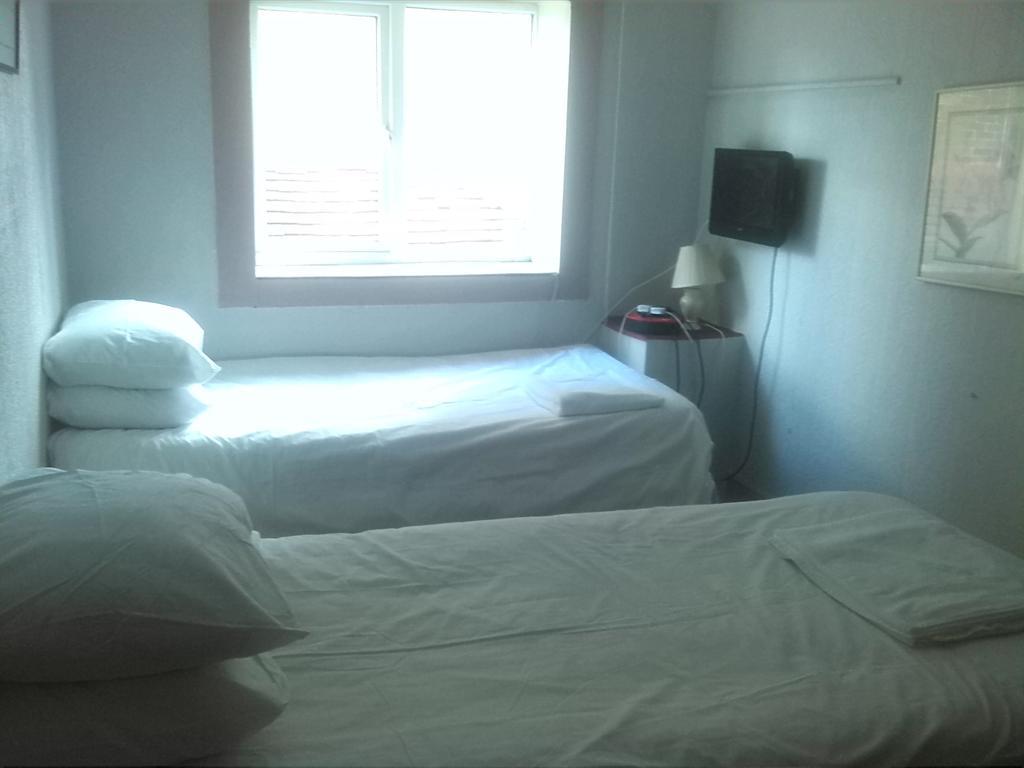 Swan Inn, Heathrow Airport Stanwell Chambre photo