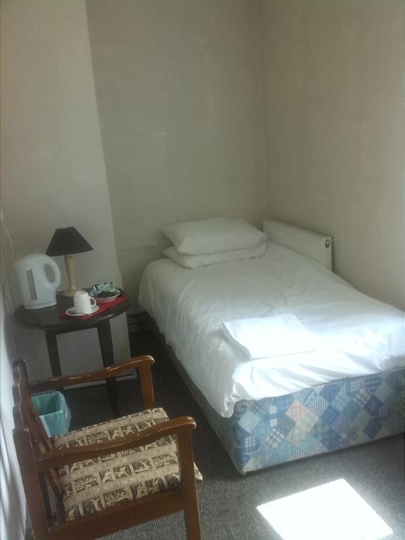 Swan Inn, Heathrow Airport Stanwell Chambre photo